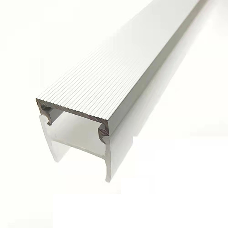 Pokud jediná LED selže, může být světelný pás částečně vyměněn bez odstranění profilu?